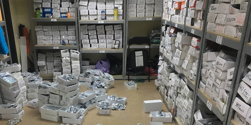 сотрудник для контроля склада магазина фото